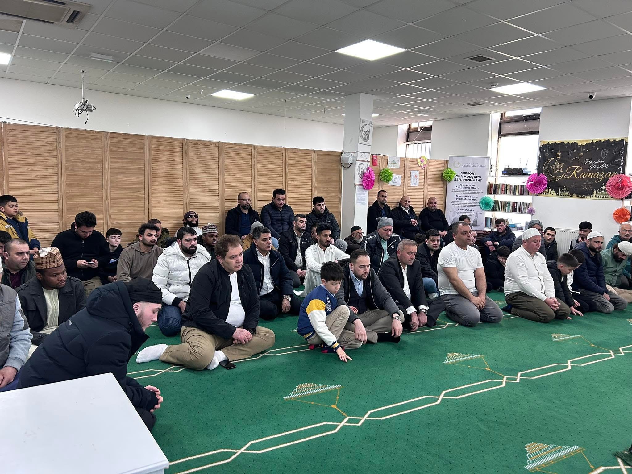Mescit namaz salonunda cemaat buluşması