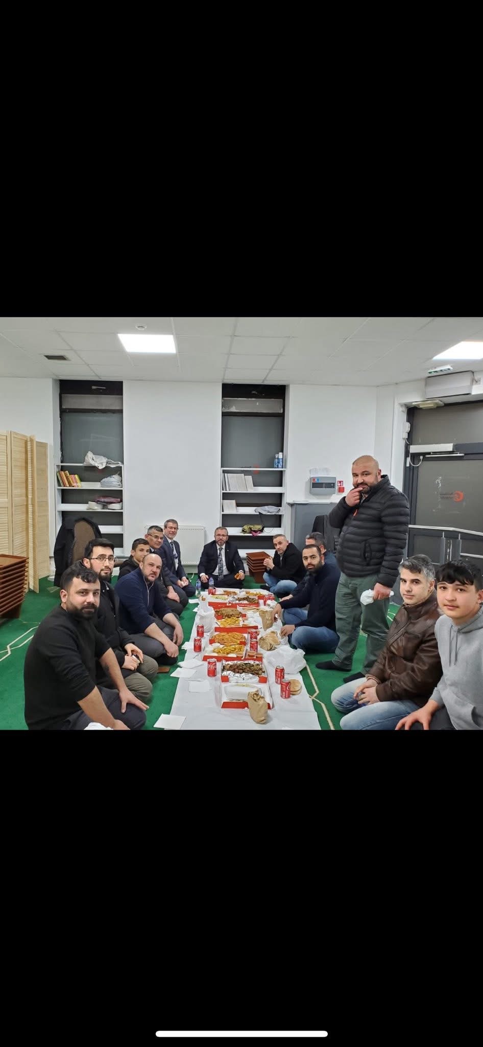 Namaz salonunda paylaşılan yemek