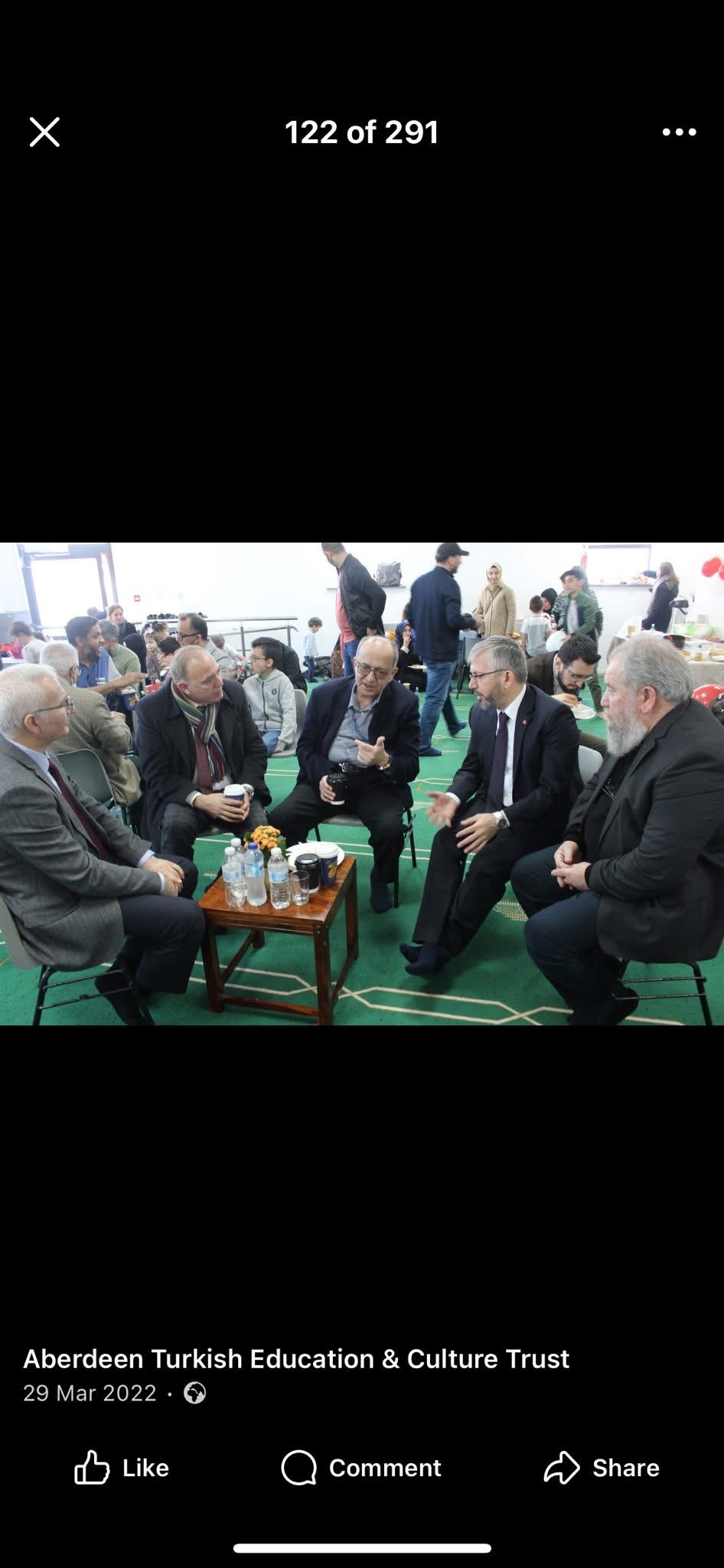 Toplum etkinliğinde sohbet eden misafirler