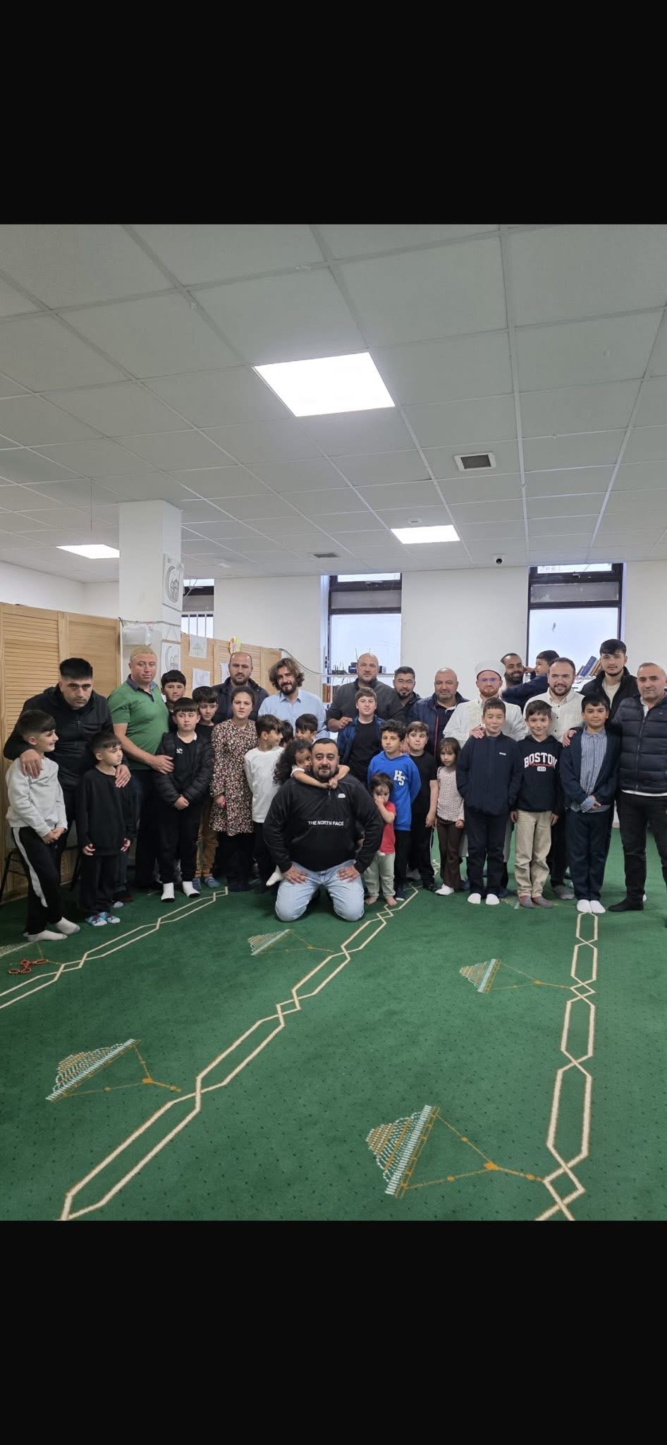 Namaz salonunda toplum günü